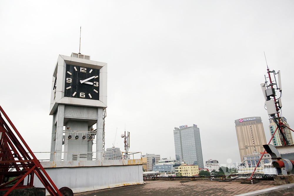 Cột đồng hồ Bưu điện Hà Nội được xây dựng cùng tòa nhà 75 Đinh Tiên Hoàng (nay là trụ sở của VNPT Hà Nội) từ năm 1976, nhưng đến năm 1978 mới chính thức đi vào hoạt động.