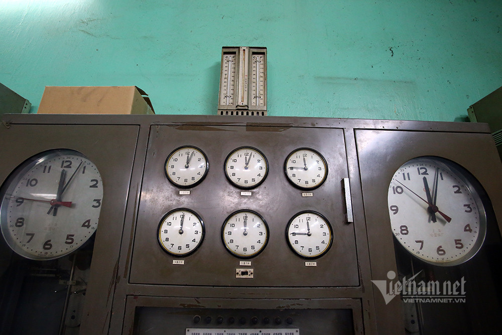 Hệ thống vận hành đồng hồ từ những ngày đầu do Trung Quốc lắp đặt đã hỏng, giờ chỉ để nguyên hiện trạng.