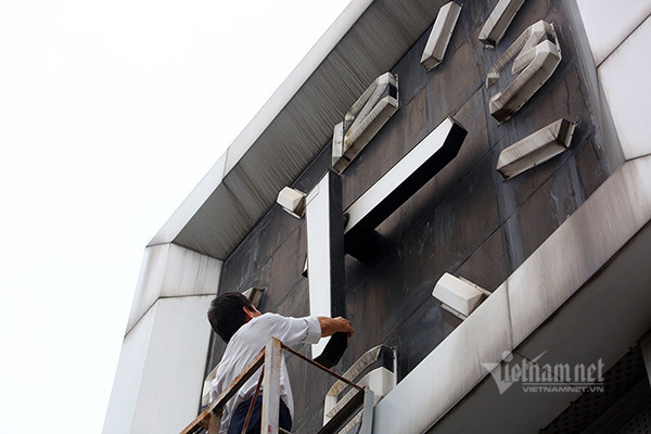 Cột đồng hồ gồm có 4 mặt giống hệt nhau quay về 4 hướng (Đông - Tây - Nam - Bắc), mỗi mặt rộng 4,5m2, kim giờ dài 1,35m, kim phút 1,65m