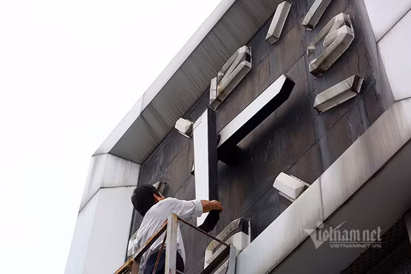 Cột đồng hồ gồm có 4 mặt giống hệt nhau quay về 4 hướng (Đông - Tây - Nam - Bắc), mỗi mặt rộng 4,5m2, kim giờ dài 1,35m, kim phút 1,65m