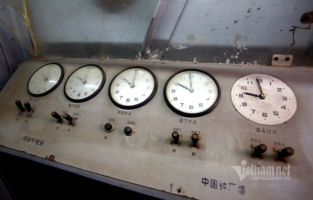 Phần điều khiển đồng hồ vẫn còn khá nguyên vẹn theo thời gian.