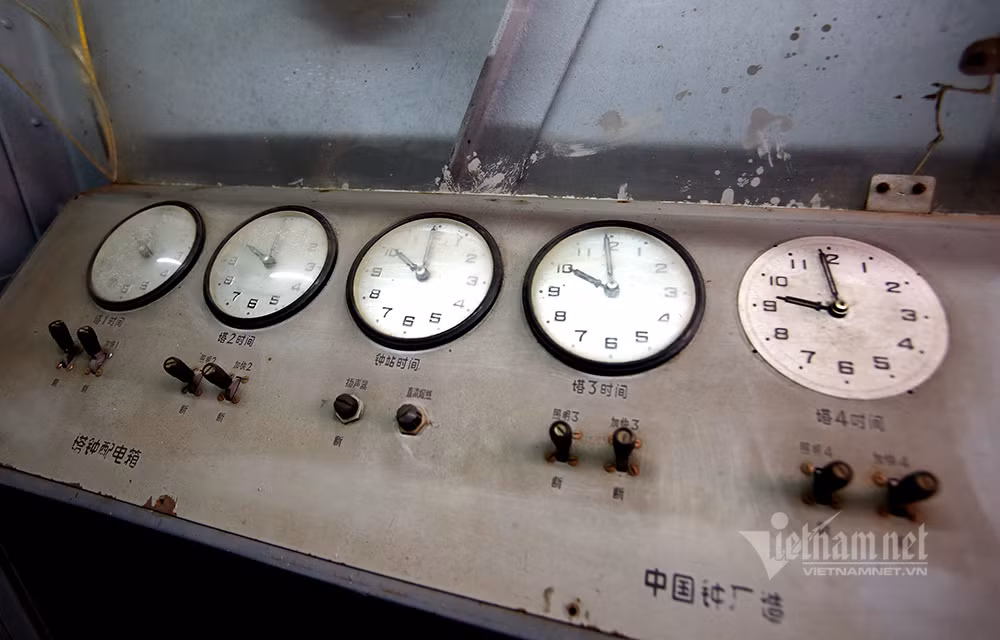 Phần điều khiển đồng hồ vẫn còn khá nguyên vẹn theo thời gian.