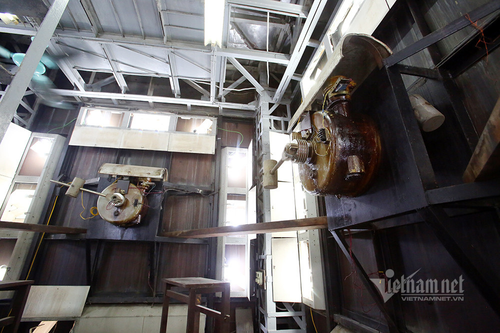 Hai trong 4 động cơ phía trong cột đồng hồ.