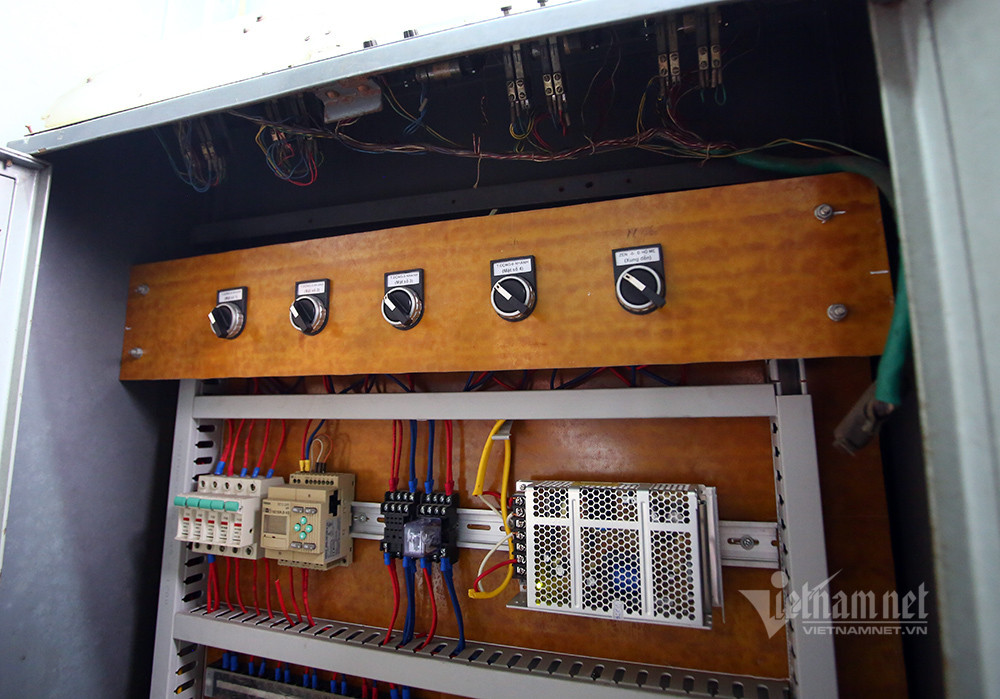 Trước đây, đồng hồ dùng nguồn điện 3 pha, nay các kỹ thuật viên đã chuyển về vận hành đồng hồ bằng nguồn điện 1 pha.