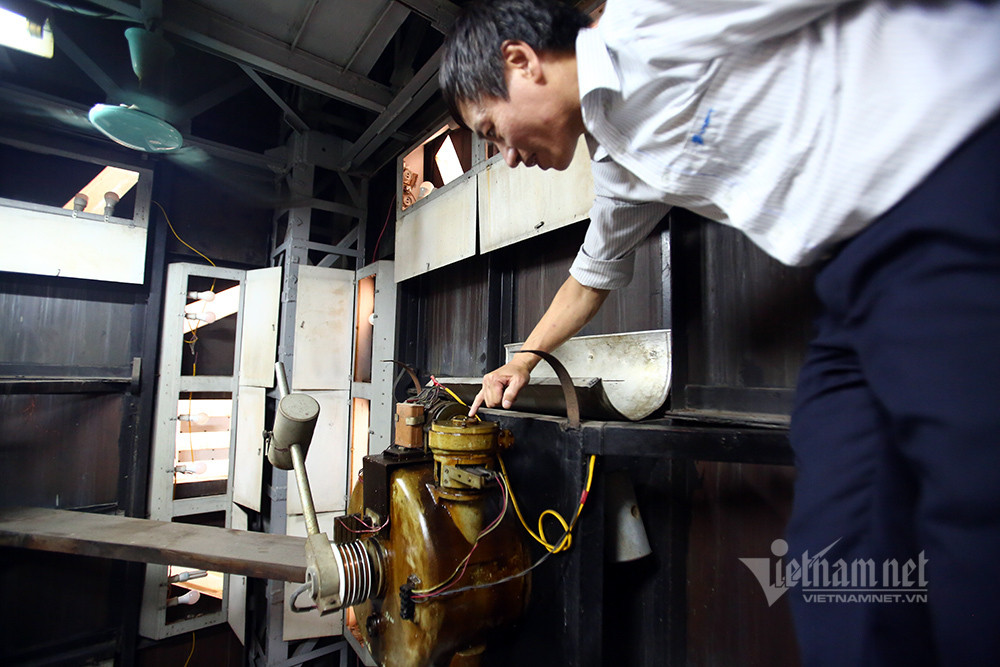 Anh Đoàn Mạnh Quyết, nhân viên kỹ thuật ngày nào cũng lên tháp đồng hồ kiểm tra, bảo dưỡng chiếc đồng hồ.