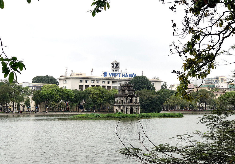 Hơn 40 năm đứng bên bờ hồ Hoàn Kiếm, cột đồng hồ bưu điện vô hình trung trở thành một biểu tượng của Thủ đô Hà Nội.