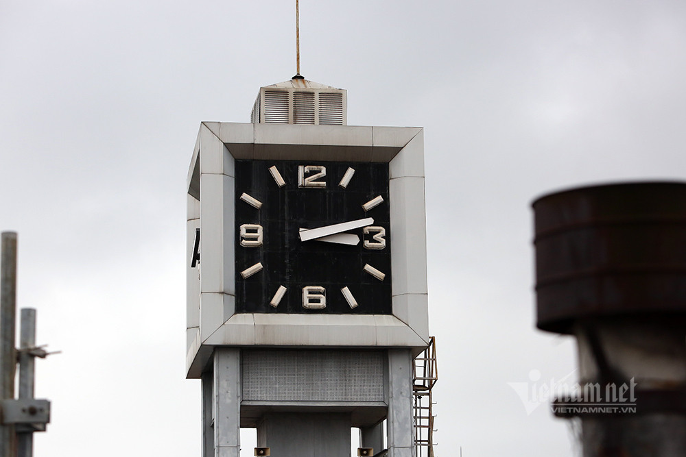 Nhưng đang làm thì chuyên gia Trung Quốc rút về. Lúc ấy, ông Nguyễn Minh Chí bắt đầu nhận nhiệm vụ Giám đốc Bưu điện Hà Nội cũng là người chỉ đạo lắp đặt hoàn thiện chiếc đồng hồ này.