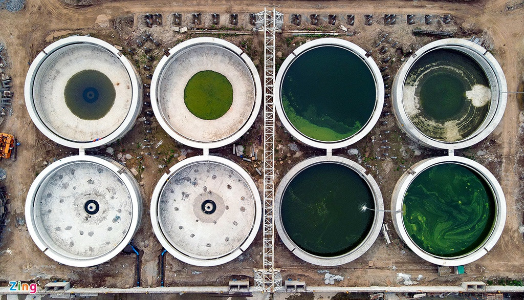 Chiếm diện tích lớn nhất trong công trường là 24 bể lắng thứ cấp, đường kính 25 m và 12 bể phản ứng bùn hoạt tính với diện tích 1.800 m2 mỗi chiếc.