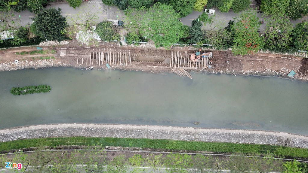 Từ đầu năm đến nay, hệ thống cống gom nước thải dọc sông Tô Lịch được nhà thầu Nhật Bản gấp rút thi công. Tuyến cống ngầm dài 21 km này có chức năng gom tách toàn bộ nước thải sinh hoạt khỏi sông Tô Lịch và dẫn về nhà máy xử lý nước thải Yên Xá. Sau khi được tách toàn bộ nước thải sinh hoạt, sông Tô Lịch dự kiến sẽ thiếu nước. Hiện nay, thành phố đang nghiên cứu phương án bổ cập nước sông Hồng cho sông Tô Lịch thông qua hồ Tây.