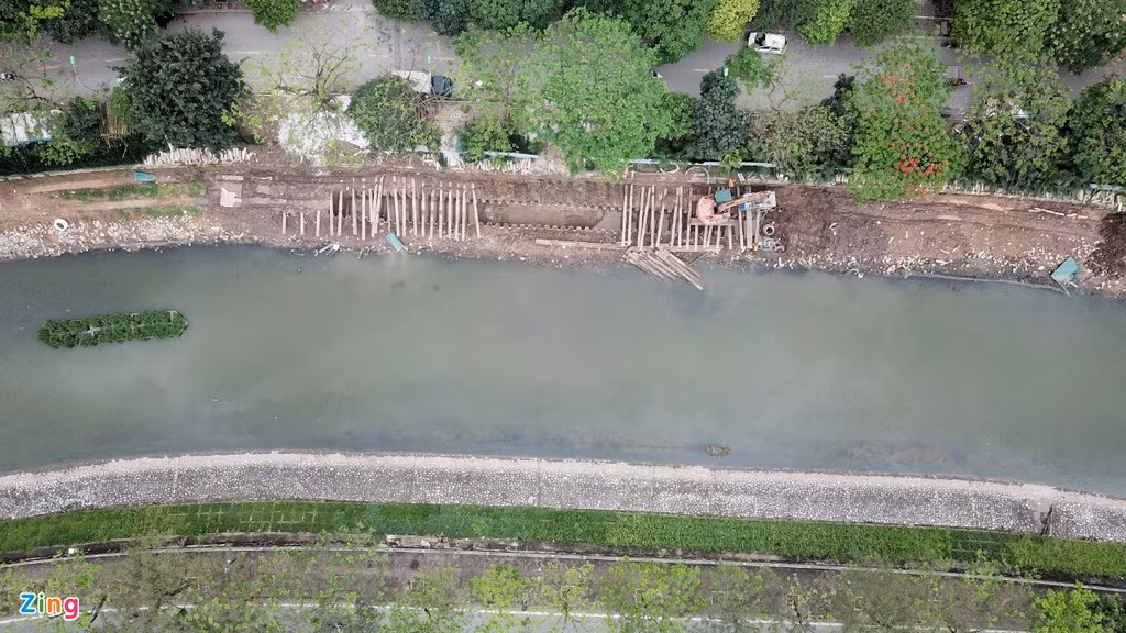 Từ đầu năm đến nay, hệ thống cống gom nước thải dọc sông Tô Lịch được nhà thầu Nhật Bản gấp rút thi công. Tuyến cống ngầm dài 21 km này có chức năng gom tách toàn bộ nước thải sinh hoạt khỏi sông Tô Lịch và dẫn về nhà máy xử lý nước thải Yên Xá. Sau khi được tách toàn bộ nước thải sinh hoạt, sông Tô Lịch dự kiến sẽ thiếu nước. Hiện nay, thành phố đang nghiên cứu phương án bổ cập nước sông Hồng cho sông Tô Lịch thông qua hồ Tây.