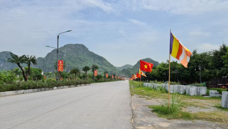 Lối vào Khu du lịch Tam Chúc không một bóng người trưa ngày 30/4 