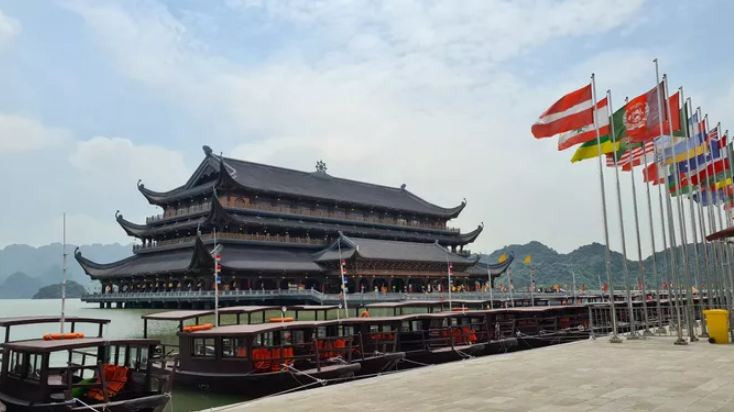 Công ty TNHH dịch vụ du lịch Tam Chúc trong ngày 29/4 đã có thông báo khẩn về việc tạm thời đóng cửa Khu du lịch Tam Chúc (thị trấn Ba Sao, huyện Kim Bảng, tỉnh Hà Nam) từ 18 giờ ngày 29/4 và sẽ mở cửa trở lại khi có quyết định của cơ quan nhà nước có thẩm quyền. 