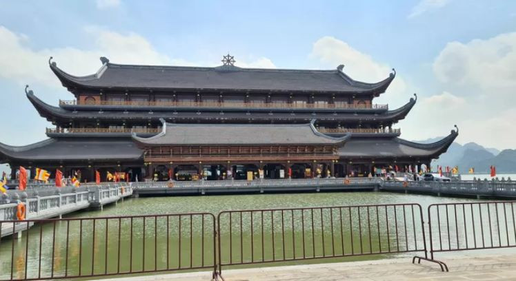 Theo nghi nhận, trái ngược với cảnh đông đúc, chen nhau đến ngột thở dịp lễ, tết của những năm trước, trong ngày 30/4, chùa Tam Chúc vắng tanh, không có một bóng người. Cả khu du lịch rộng mênh mông bình yên đến lạ. Ảnh: Cảnh vắng vẻ ở ngôi chùa lớn nhất thế giới. 