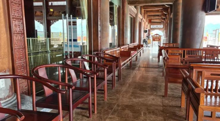 Hành lang phía trong chùa Tam Chúc.