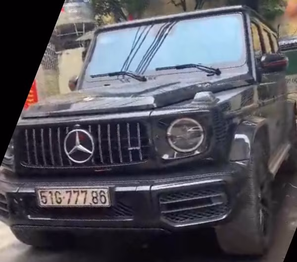  Phát hiện siêu xe Mercedes G63 mang biển số giả: Ngày 30/4, Đội CSGT số 4, Phòng CSGT, Công an TP Hà Nội cho biết, phát hiện người điều khiển phương tiện không thắt dây bảo hiểm, lực lượng CSGT đã tiến hành dừng xe kiểm tra, xử lý thì phát hiện biển số của chiếc xe sang Mercedes G63 BKS 51G – 777.86 đang mang thuộc sở hữu của một chiếc xe khác. Hiện cơ quan chức năng đang xác minh, làm rõ, xử lý theo quy định của pháp luật. 