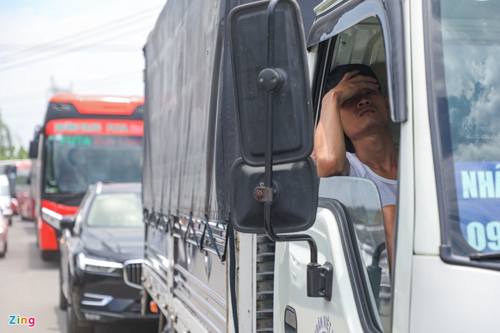 Phụ xe Dũng cho biết: "Chúng tôi mất gần 5 giờ mà vẫn chưa qua hết đoạn kẹt xe từ Mađaguôi tới chân đèo Bảo Lộc". (Ảnh: Zing.vn)