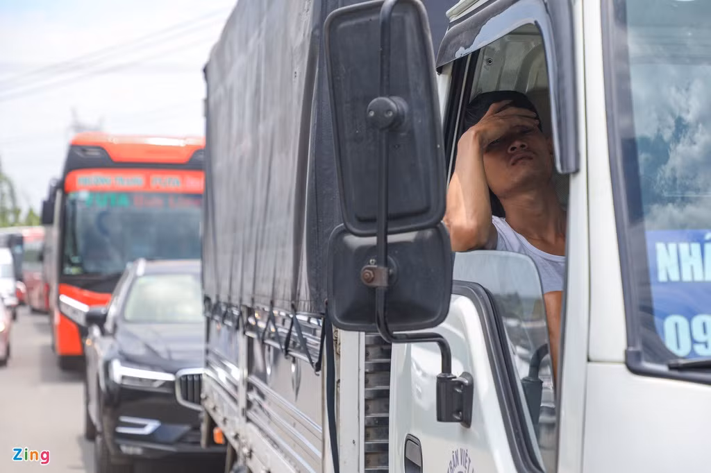 Phụ xe Dũng cho biết: "Chúng tôi mất gần 5 giờ mà vẫn chưa qua hết đoạn kẹt xe từ Mađaguôi tới chân đèo Bảo Lộc". (Ảnh: Zing.vn)