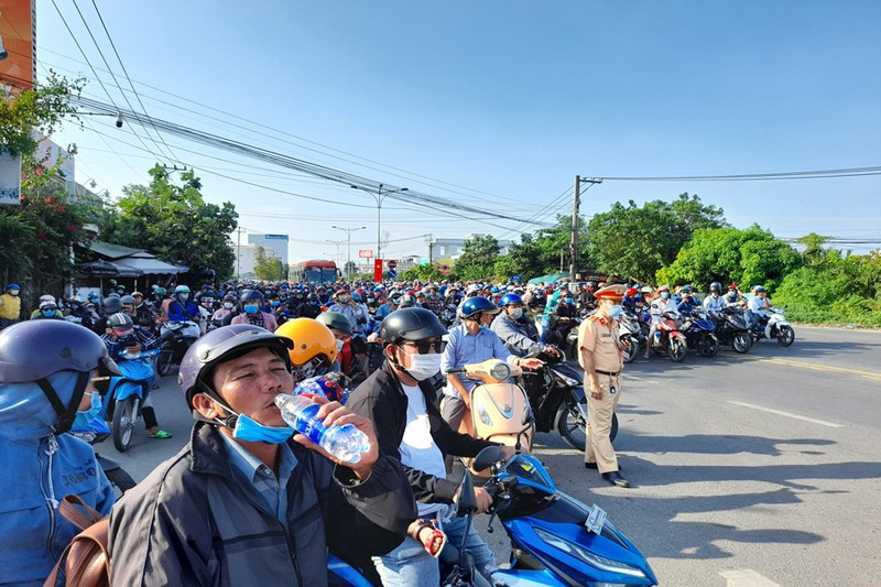 Từ khoảng 16h chiều nay (30/4) lượng phương tiện từ TP.HCM đổ về Bến Tre, Trà Vinh… trên tuyến QL60 vẫn rất đông khiến đường dẫn lên cầu Rạch Miễu kẹt xe kéo dài gần 10km từ cầu Rạch Miễu đến ngã ba Trung Lương. (Ảnh: Pháp Luật TP HCM)