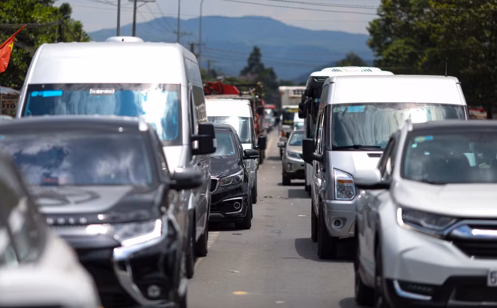 Người dân cho biết từ 0h ngày 30/4 dòng xe đã bắt đầu ùn ứ. Về trưa, lượng phương tiện đổ về càng đông. (Ảnh: Zing.vn)