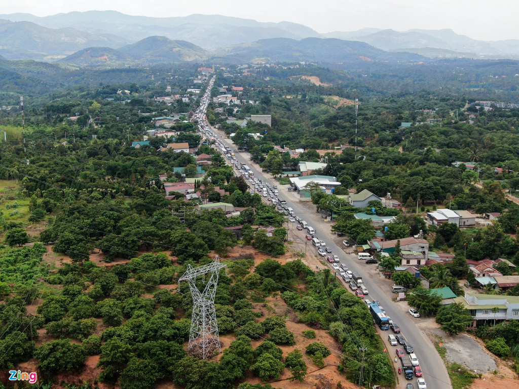 Hàng nghìn ôtô khách, xe con từ khắp nơi đổ về quốc lộ 20 đi TP Đà Lạt gây kẹt xe nhiều giờ, kéo dài hàng chục km tại chân đèo Bảo Lộc (huyện Đạ Huoai, Lâm Đồng). (Ảnh: Zing.vn)