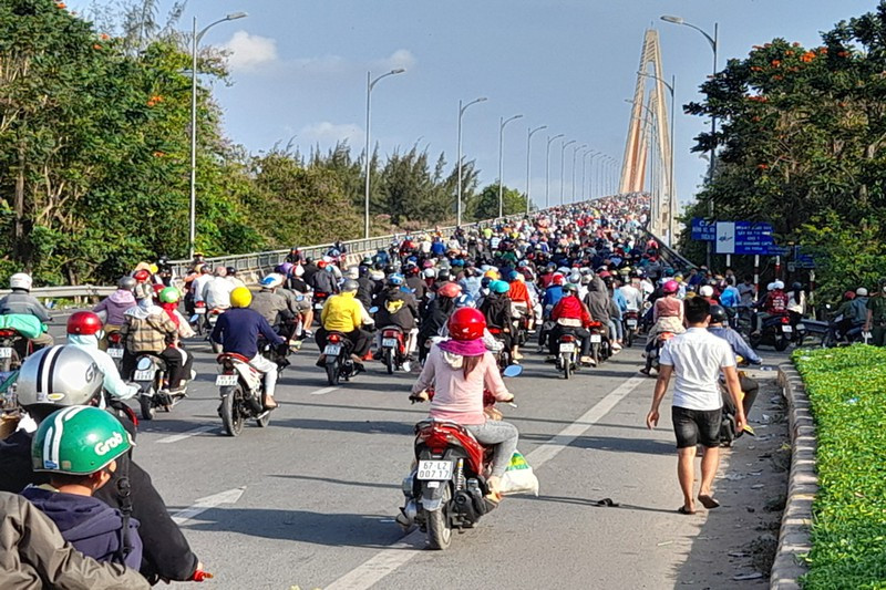 Tình trạng kẹt xe qua cầu Rạch Miễu diễn ra liên tục từ chiều hôm qua (29/4) đến chiều 30/4 tình trạng kẹt cầu vẫn không được cải thiện. Nhiều tài xế xe ô tô tỏ ra mệt mỏi khi chờ hàng giờ đồng hồ mà vẫn không qua được cầu Rạch Miễu.(Ảnh: Pháp Luật TP HCM)