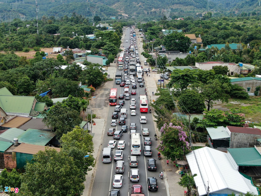 Hàng dài ô tô nối đuôi tiến về đèo Bảo Lộc, xe cộ đi hướng ngược lại không thể di chuyển do bị chiếm hết phần đường khiến tình trạng kẹt xe thêm nghiêm trọng. (Ảnh: Zing.vn)