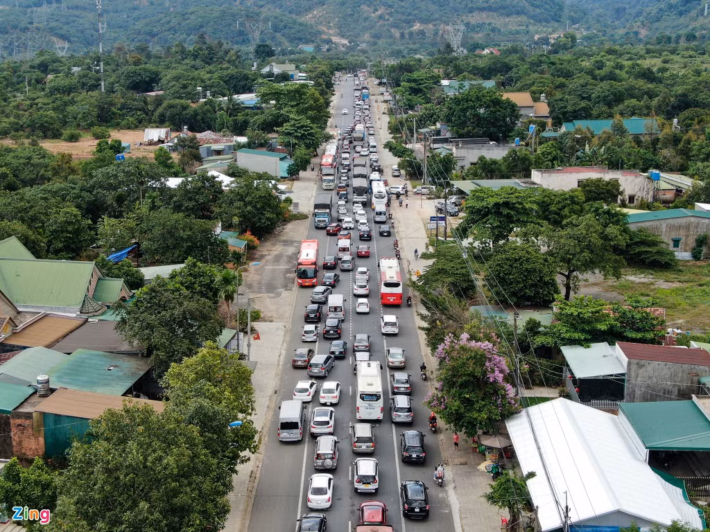 Hàng dài ô tô nối đuôi tiến về đèo Bảo Lộc, xe cộ đi hướng ngược lại không thể di chuyển do bị chiếm hết phần đường khiến tình trạng kẹt xe thêm nghiêm trọng. (Ảnh: Zing.vn)
