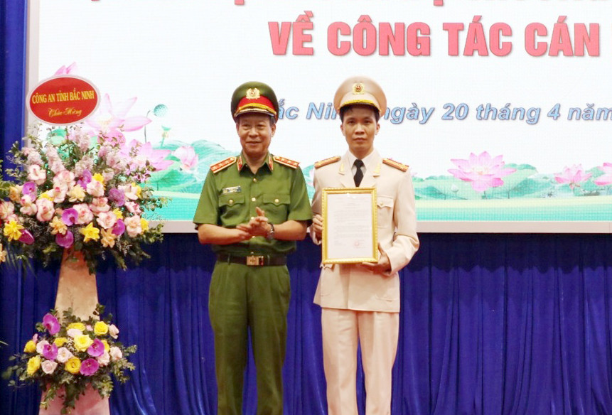 Các vị trí công tác của đại tá Hưng: Ông từng trải qua nhiều vị trí, nhiệm vụ công tác từ cấp cơ sở; đảm nhiệm các chức vụ lãnh đạo trong lực lượng Công an Nhân dân. Trước khi làm Giám đốc Công an tỉnh Bắc Ninh, đại tá Bùi Duy Hưng giữ chức Phó Cục trưởng - thư ký lãnh đạo Bộ Công an.