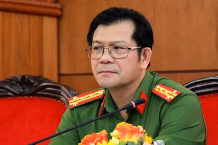 Các vị trí công tác của đại tá Quy: Trước khi bổ nhiệm chức Giám đốc Công an tỉnh Đắk Lắk, ông từng kinh qua các vị trí Trưởng Công an huyện Cư Jut (Đắk Nông), Trưởng phòng CSHS Công an tỉnh Đắk Nông, Phó Giám đốc Công an tỉnh Đắk Nông, Giám đốc Công an tỉnh Lâm Đồng.