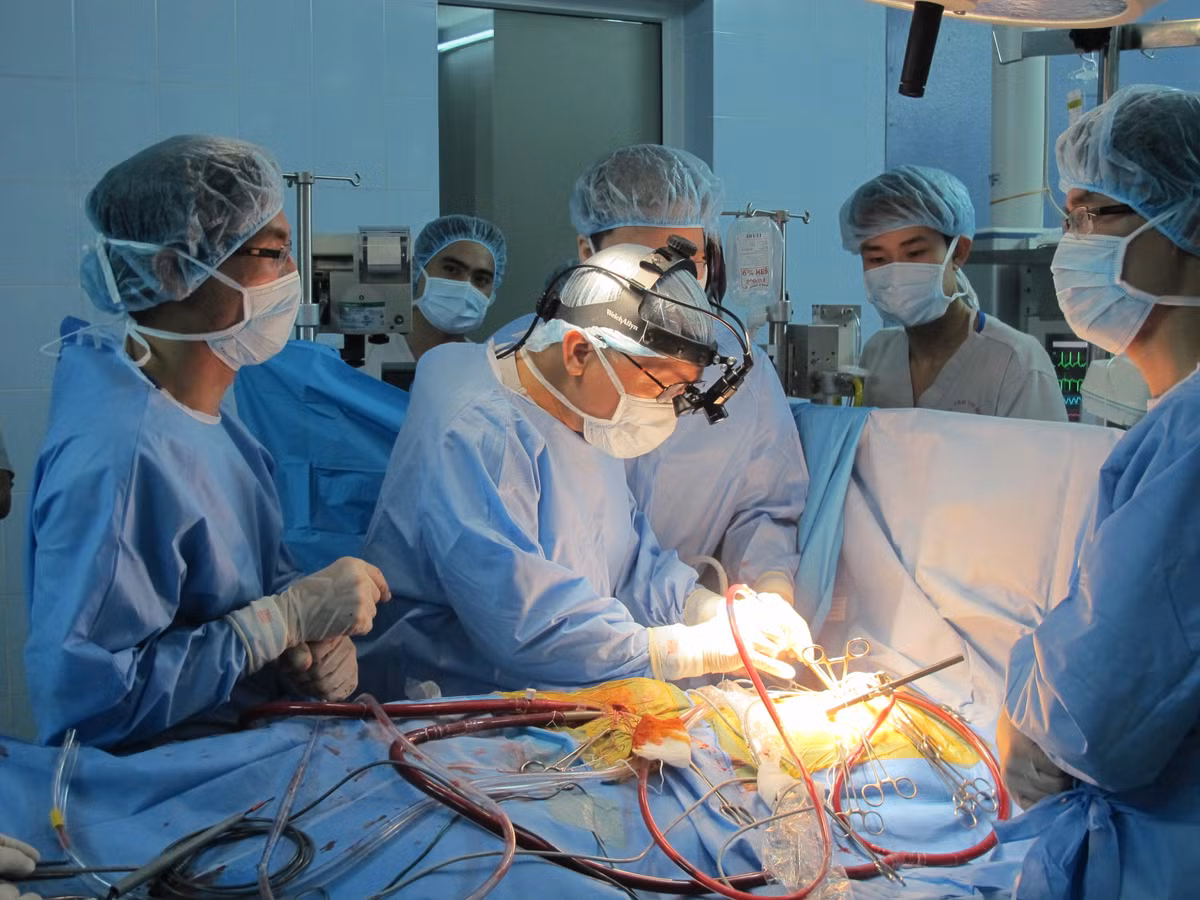 Mo noi soi thanh cong cho benh nhan tim khi tim con dap