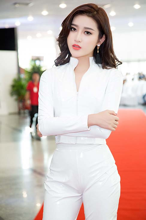 Trước khi trang điểm, My luôn bôi một lớp dưỡng mỏng lên mặt. Còn buổi tối, cô chú ý tẩy trang thật sạch, sau đó rửa mặt bằng nước ấm, thoa nước hoa hồng cân bằng độ ẩm và tiếp tục bôi các lớp dưỡng da trước khi đi ngủ.