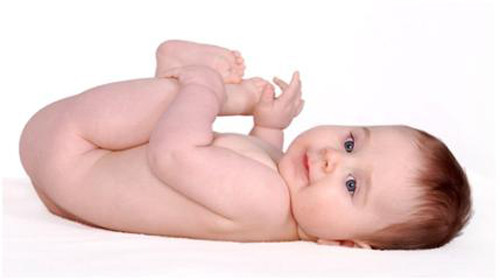 Đa số các bé sẽ không có phản ứng gì vì nước hoa hay dầu thơm tốt thường ít gây mẫn cảm. Tuy nhiên với những bé có cơ địa dị ứng hen suyễn thì dù là tốt dành cho trẻ em vẫn có thể khiến bé bị dị ứng gây ho hen. Một số bé da mẫn cảm thì có thể dị ứng tại vùng da chỗ nước hoa thấm vào gây mẩn đỏ hoặc ngứa. Khi đó, bé sơ sinh sẽ gặp nguy hiểm vì cách làm điệu của mẹ.