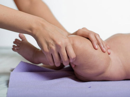 Ai cũng mong cho con có được đầy đủ các nét đẹp tự nhiên như mi dài cong, mũi cao thẳng, chân thon dài nên thường bỏ nhiều thời gian và công sức để ngồi vuốt mũi cho cao cũng như kéo và nắn chân bé cho dài thêm để phần nào thay đổi được sự sắp đặt của tạo hóa: mũi thấp, chân cong...