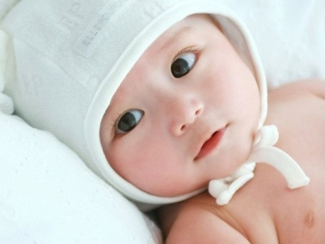 Làm đẹp và diện cho bé là nhu cầu chính đáng và nên làm vì khoảng thời gian bé thơ đáng yêu này thật quý giá. Tuy nhiên, các mẹ cần lựa chọn những cách phù hợp nhất để làm điệu cho bé mà không ảnh hưởng đến sự phát triển bé.