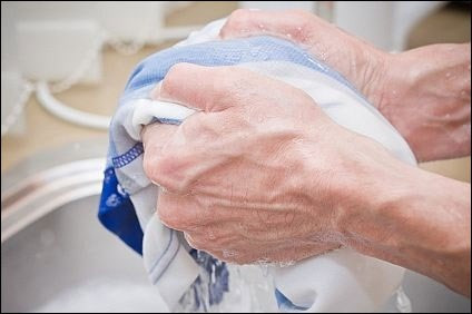 Để con mình thơm tho hơn, nhiều mẹ sử dụng nước xả vải trong khi giặt quần áo hoặc sử dụng các loại tinh dầu thơm. Đây là thói quen phổ biến khi làm điệu cho trẻ sơ sinh của mẹ.