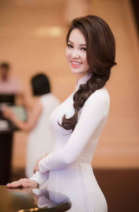 Thần thái rạng rỡ, phong cách thanh lịch cùng sự thông minh đã khiến Á hậu Thụy Vân trở thành một trong những gương mặt MC hot nhất hiện nay.