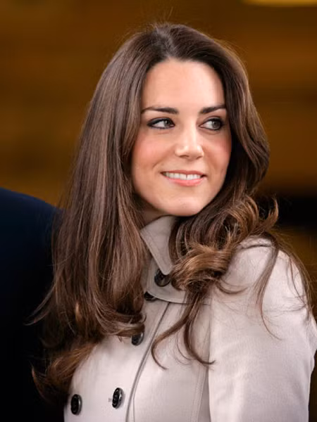Thật khó để tìm ra điểm không hoàn hảo của Kate Middleton, nhất là về kiểu tóc – dấu ấn riêng và cũng là bí quyết làm đẹp của cô ấy. Trong tất cả các bức ảnh, mái tóc của Kate luôn dài óng ả, được chia thành nhiều lớp và uốn nhẹ lượn sóng.