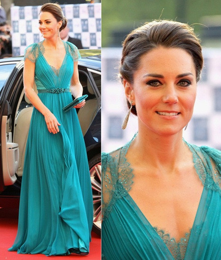 Cách trang điểm của Công nương Kate Middleton luôn theo quy tắc một điểm nhấn. Cụ thể: là cặp mắt hoặc đôi môi, không bao giờ là cả hai. Middleton luôn ghi nhớ quy tắc này. Cô ấy kẻ mí mắt trên và dưới đồng thời chuốt mascara để hàng mi dài cong vút.