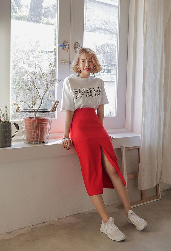 Với sự tinh tế của mình bạn có thể giúp mình nhìn cao hơn chỉ bằng vài mẹo đơn giản. Cũng mang kiểu dáng suông nhưng chân váy xẻ tà ưu việt hơn khi hé lộ thêm một phần đôi chân của bạn, vừa mang đến vẻ sexy đầy tinh tế, vừa tạo hiệu ứng chân dài hơn, đặc biệt là khi bạn sải bước. Tuy nhiên, bạn cũng nên lưu ý rằng chỉ những mẫu chân váy xẻ tà giữa hoặc lệch mới phát huy tốt nhất khả năng “hack” dáng.