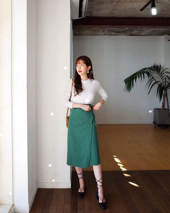 Điều đặc biệt của chân váy này chính là có thể phối được với tất cả các thể loại áo, màu sắc, kiểu dáng… để làm tôn lên nét đẹp hình thể của các nàng. Nhưng muốn hiệu quả “hack” dáng của chân váy suông được phát huy tối đa, bạn đừng quên sơ vin chỉn chu nhé!