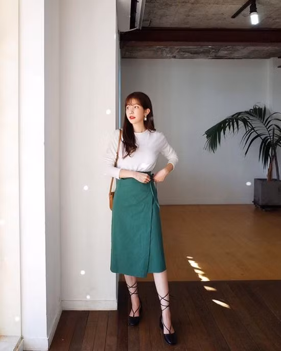 Điều đặc biệt của chân váy này chính là có thể phối được với tất cả các thể loại áo, màu sắc, kiểu dáng… để làm tôn lên nét đẹp hình thể của các nàng. Nhưng muốn hiệu quả “hack” dáng của chân váy suông được phát huy tối đa, bạn đừng quên sơ vin chỉn chu nhé!