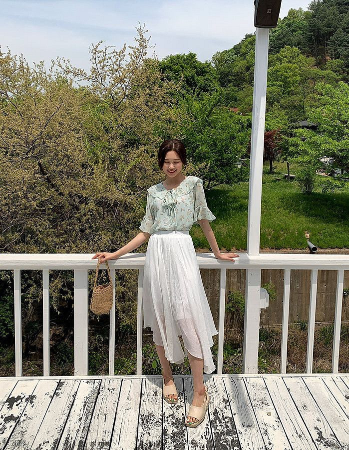 Thiết kế vạt nhọn của chân váy bất đối xứng chính là yếu tố cốt lõi giúp đôi chân của bạn trông dài hơn. Vậy nên, ngay cả khi diện chân váy bất đối xứng dài đến tận mắt cá chân, bạn cũng không lo bị dìm dáng.