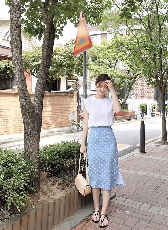 Bên cạnh những thiết kế xẻ hay buộc dây, rồi vạt trước vạt sau bất đối xứng thì chân váy đuôi cá vẫn là một trong những thiết kế quen thuộc tiếp tục được phái đẹp ưu ái. Từ dáng xòe đến dáng ôm, từ chân váy midi quá gối đến váy mini ngắn khoe trọn đôi chân dài… tất cả đều quay trở lại và tiếp tục đồng hành cùng phái đẹp trong thời gian tới.