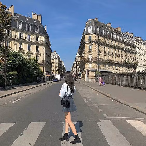 Không phải ngẫu nhiên mà các sao nữ sở hữu chiều cao khiêm tốn thường xuất hiện trong những chiếc váy liền/chân váy ngắn. Với độ dài trên đầu gối, chân váy ngắn sẽ giải phóng đôi chân, giúp bạn “ăn gian” được vài centimet chiều cao mà chẳng cần “dựa dẫm” vào những đôi giày cỡ 7 – 10 phân.