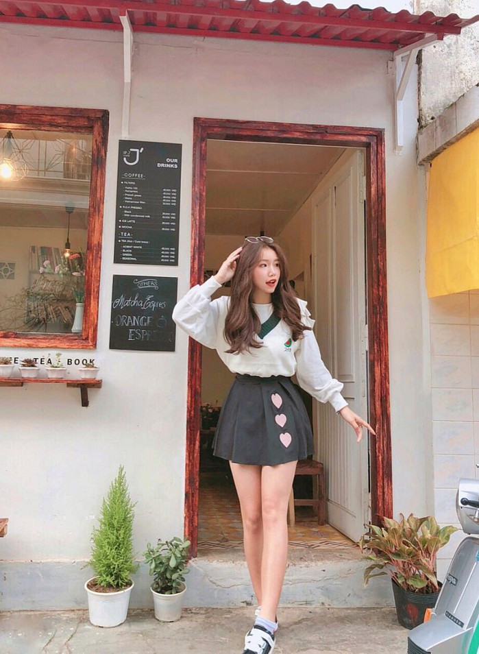 Vẫn lịch sự lại thời thượng, chân váy ngắn sẽ rất thích hợp cho những cô nàng mảnh mai hay thấp bé vì chúng sẽ giúp bạn khoe được đôi chân thon và dáng người của bạn.