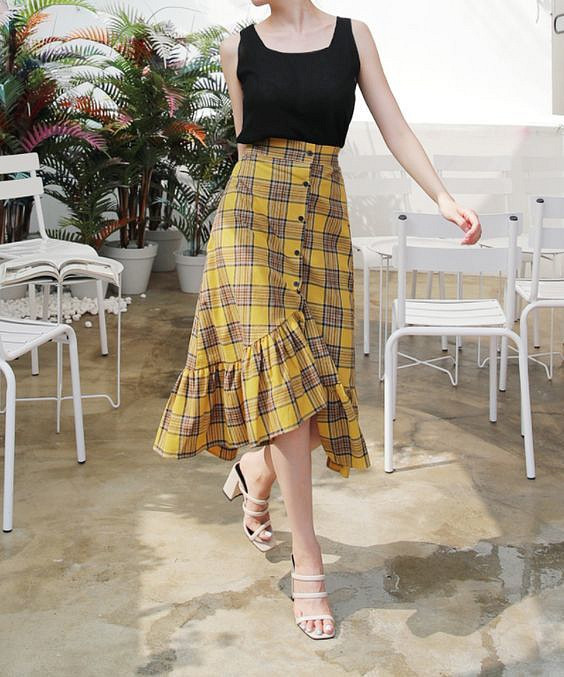 Dáng váy ôm sát lấy vòng 3 và xòe nhẹ ở phần đuôi. Chính bởi dáng ôm sát nên mẫu váy này thường có độ dài quá gối. So với dáng bút chì – cũng là ôm sát, thì chân váy đuôi cá nữ tính và điệu đà hơn hẳn nhờ chi tiết xếp ly xòe nhẹ ở phần gấu.