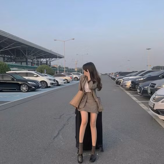 Diện chân váy ngắn, vẻ ngoài của bạn cũng trẻ ra vài tuổi nên bạn hãy chăm diện item này hơn nhé! Kiểu chân váy ngắn đối với những cô nàng thấp bé cũng càng có tác dụng kéo đôi chân dài đáng kể.