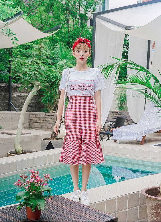 Với phần gấu xòe khá điệu, thiết kế này sẽ đẹp nhất khi được mix cùng những kiểu áo đơn giản, tiết chế các chi tiết cầu kỳ rườm rà để tạo sự thanh thoát, sang trọng cho người diện.