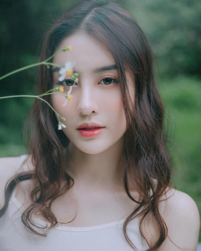 Mới nhất, Hà Lade thẳng thắn chia sẻ bản thân đã trải qua cuộc đại phẫu gần như toàn bộ gương mặt như: thu gọn hàm, cắt mí, nâng mũi, mở góc mắt... Nhan sắc hiện tại của 9X nhận được nhiều ý kiến khác nhau của dân mạng. Người cho rằng Hà Lade đang sở hữu nét đẹp sang trọng, thanh thoát nhưng có nhiều người cho rằng gương mặt cô bị "đơ", không còn duyên dáng như ngày trước.