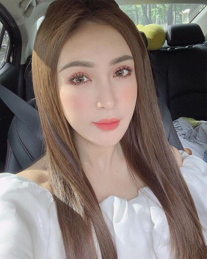 Dân mạng đặt cho Kelly biệt danh "hot girl thẩm mỹ". Cô từng thẳng thắn thừa nhận đã đụng chạm dao kéo vào năm 2013, sau đó tiếp tục phẫu thuật tới 6 lần phần cằm, mũi và mắt để có gương mặt như mong muốn. Trước đó, 9X nhiều lần xuất hiện trước công chúng với nhan sắc kỳ lạ, phần cằm gồ ghề, từng có nguy cơ hoại tử do nhiễm trùng.